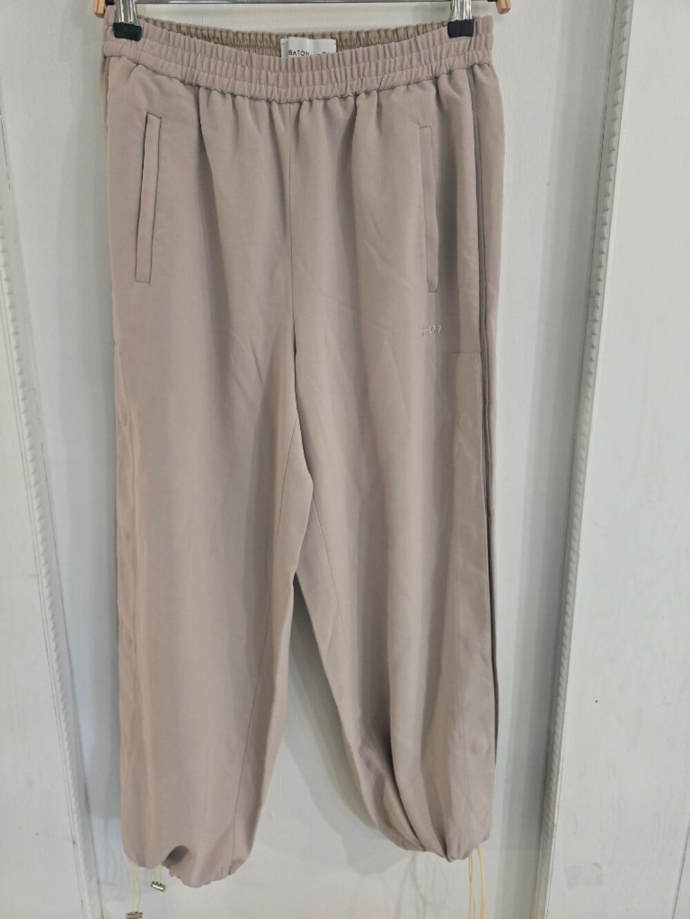 Aritzia Babaton 101 Dexter Jogger Pants Beige Tapered Relaxed Fit Size Small